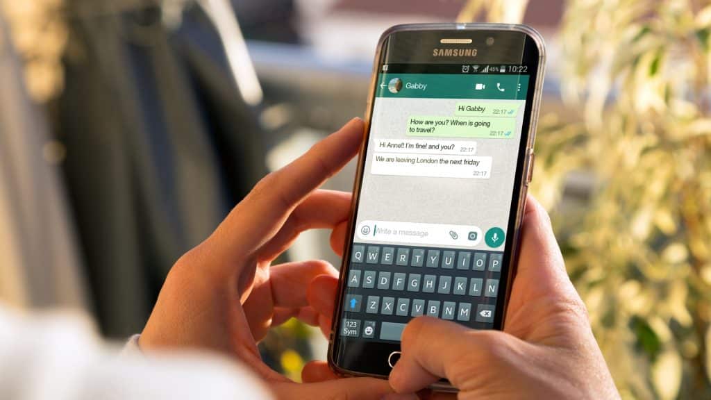 Conversa do WhatsApp aberta na tela de um smartphone.