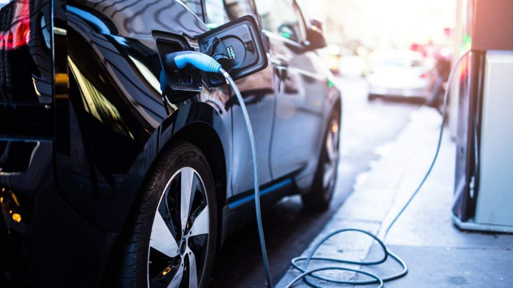 Venda de carros elétricos dispara em setembro no Brasil O mercado de eletrificados continua bastante aquecido no Brasil. De acordo com a Federação Nacional da Distribuição de Veículos Automotores (Fenabrave), os modelos 100% elétricos tiveram destaque em setembro. Veículos elétricos