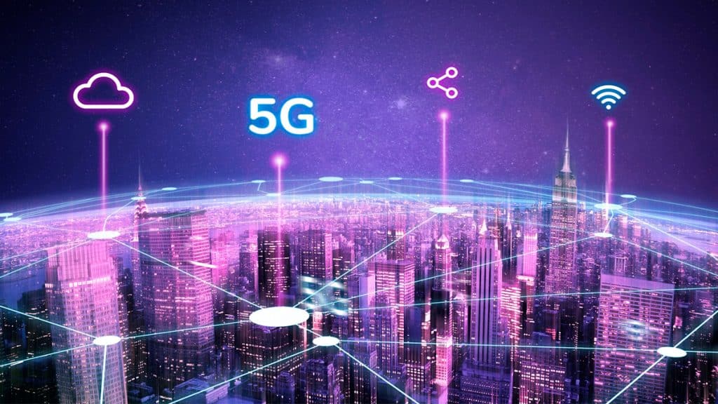 Cidade com ilustrações de aplicações do 5G sobre ela
