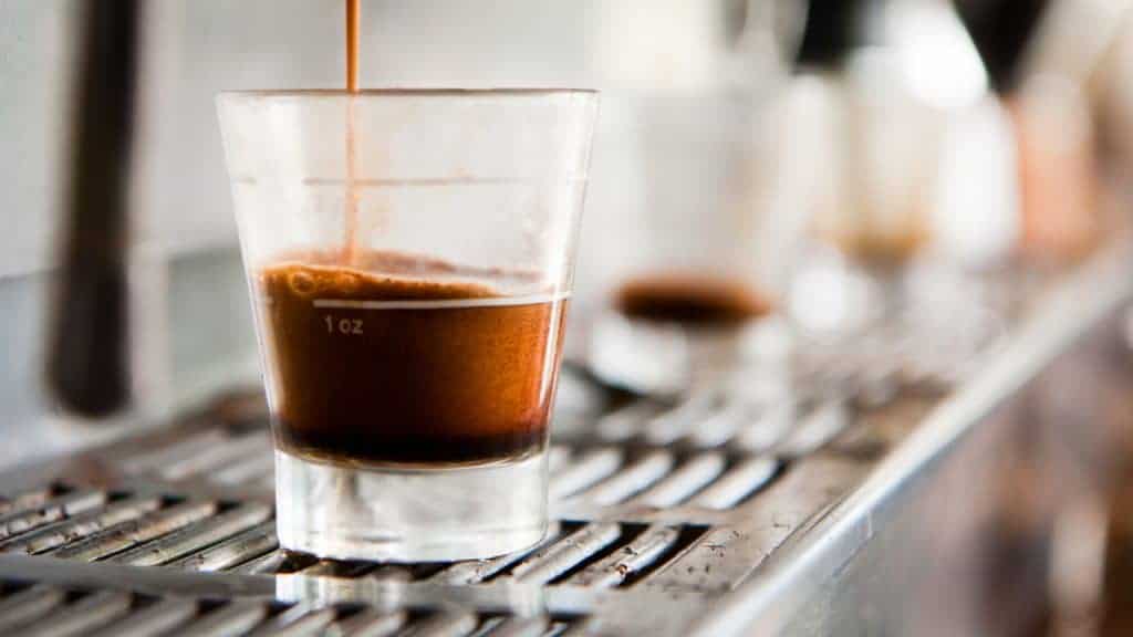 Fila de café espresso em cafeteira