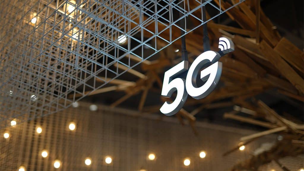 Letreiro de 5G pendurado em fachada de prédio