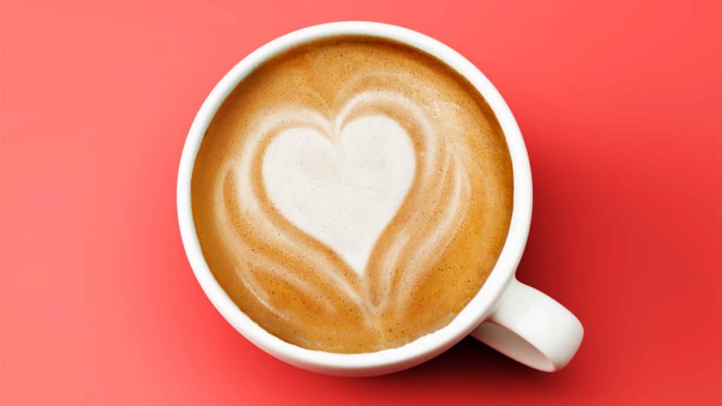 Café espresso com coração desenhado na sua espuma