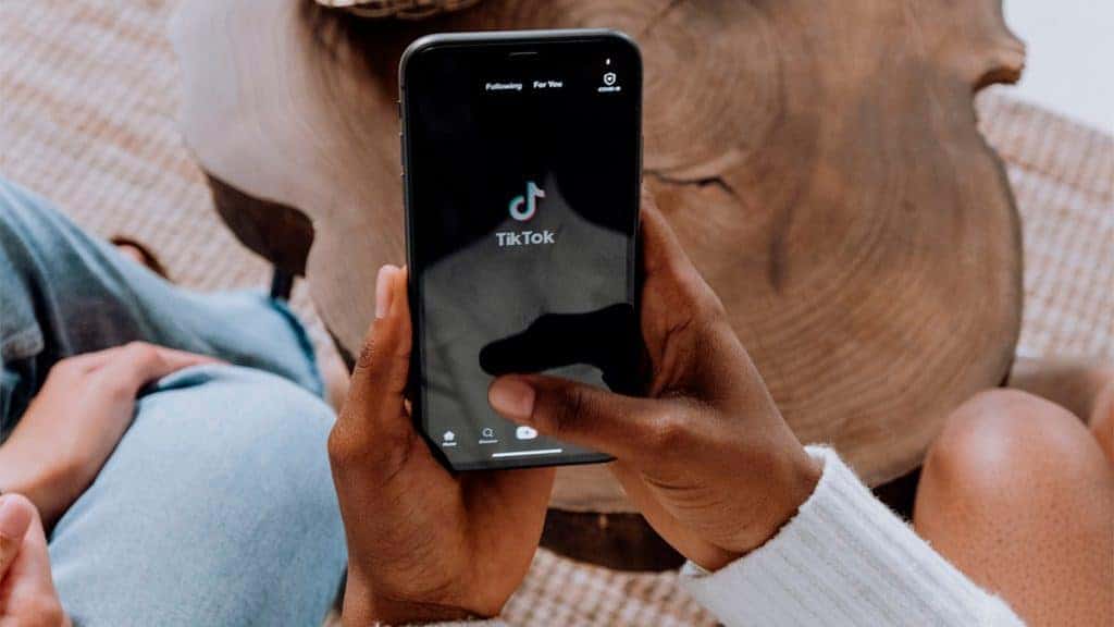 Pessoa acessando TikTok pelo celular