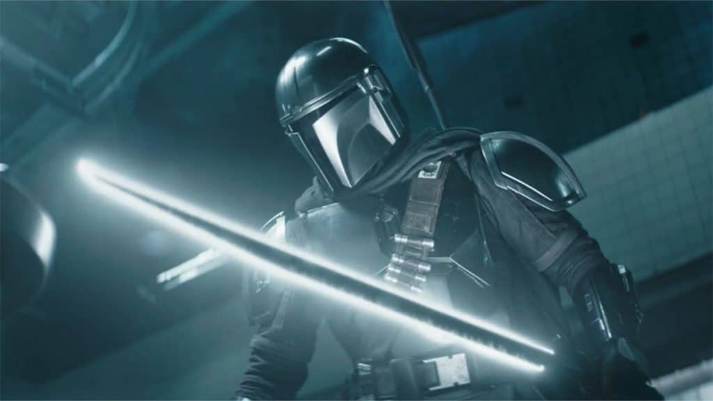 Mandaloriano empunhando o sabre de luz negro