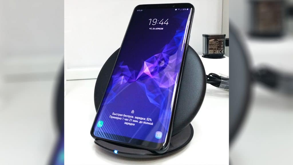Galaxy S9, da Samsung, carregando em suporte de carregamento por indução