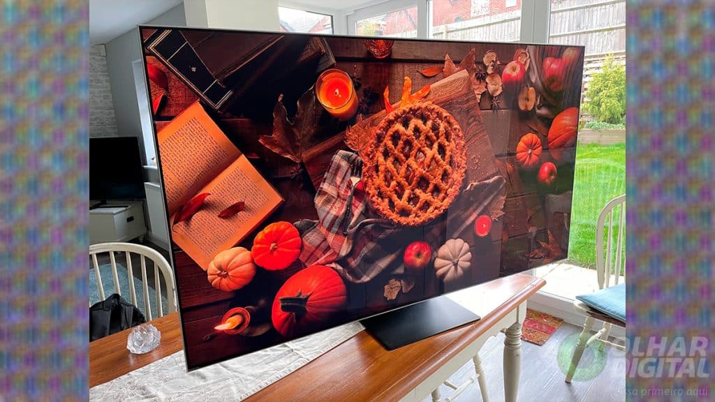 TV com tela AMOLED em cima de rack