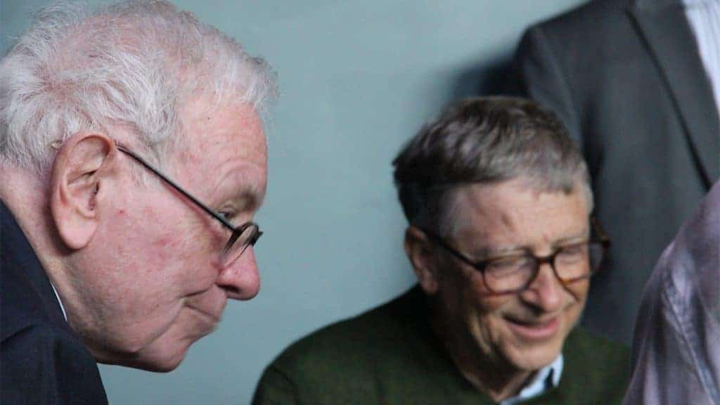 Warren Buffet e Bill Gates jogando cartas
