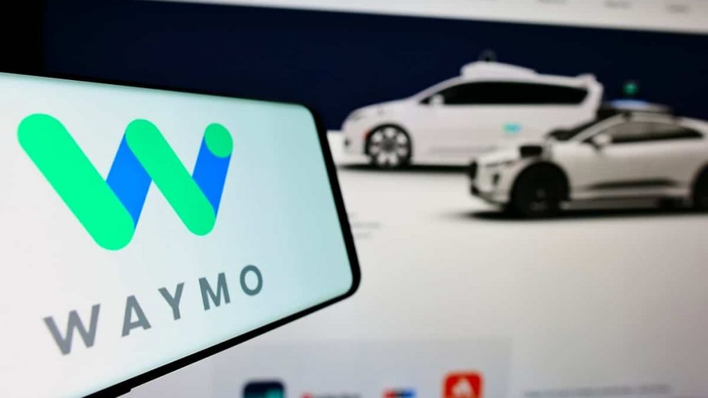 Robotáxis da Waymo enfrentam seu maior desafio: as rodovias Há 16 anos, engenheiros trabalhavam em um projeto de direção autônoma do Google e realizavam os primeiros testes em estradas do Vale do Silício. O projeto se tornou a Waymo que, agora, anunciou que seus robotáxis estão prontos para circular por rodovias em torno de Phoenix, Los Angeles e São Francisco. Waymo quer viagens mais curtas e seguras, conectando passageiros ao transporte público e aeroportos.