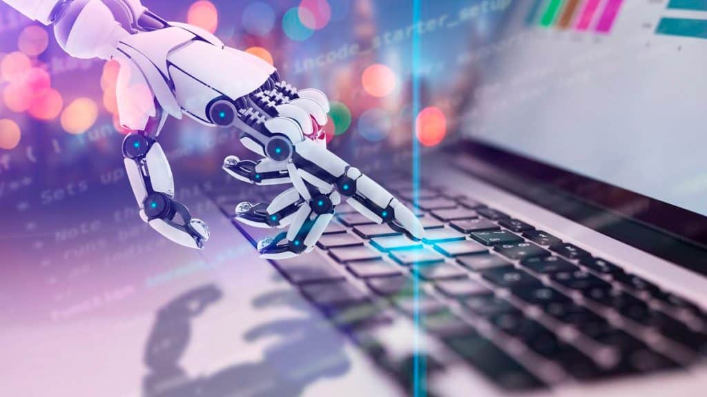 Mão de robô tocando em tecla de notebook