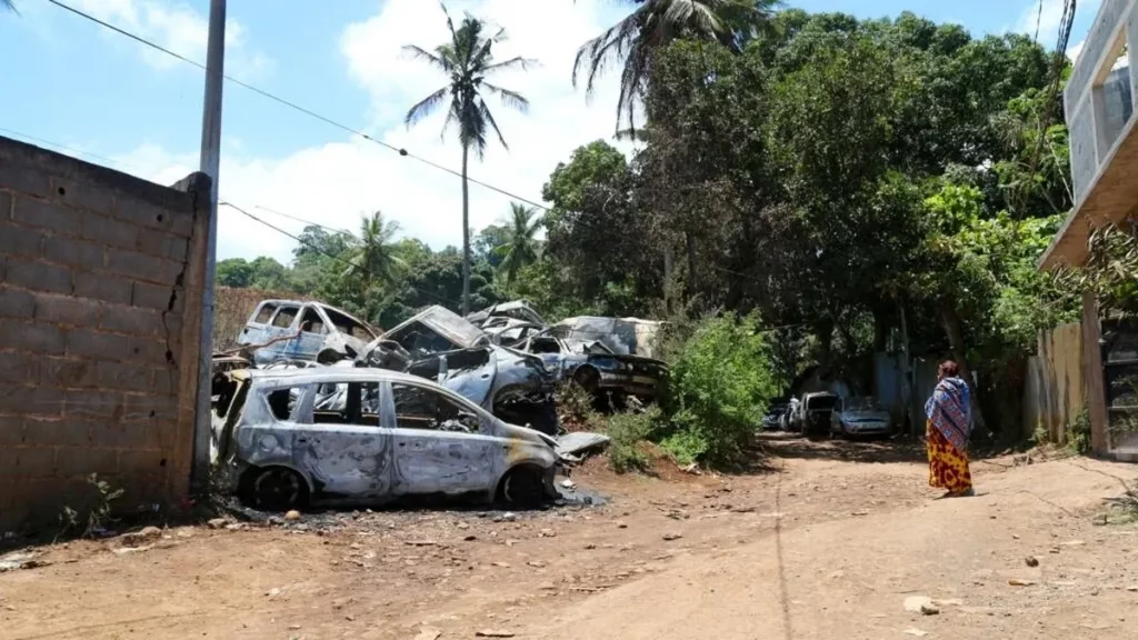 Carcaças de carros empilhadas em rua na ilha de Mayotte