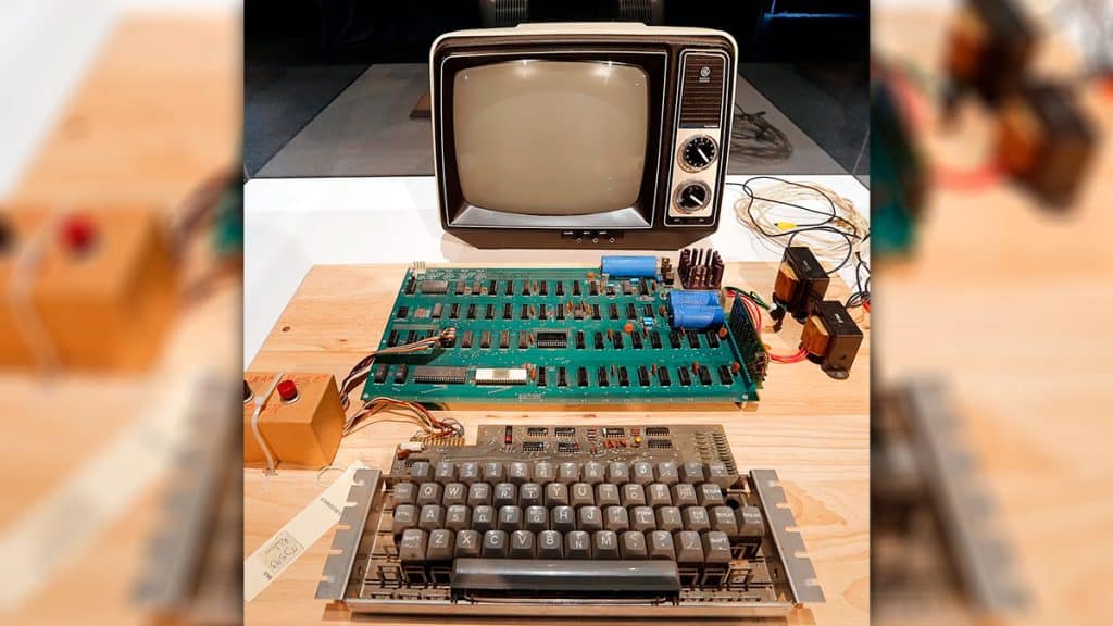 Modelo de computador antigo Apple 1 leiloado