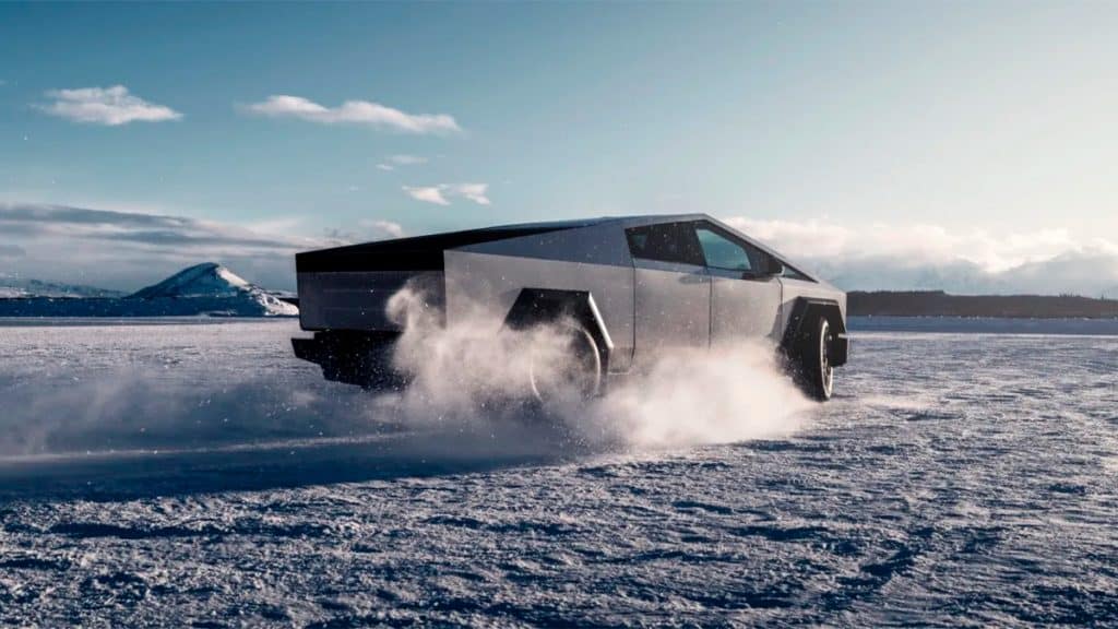 Cybertruck: empresas de Musk estão comprando carros parados em estoque O modelo Cybertruck foi uma das principais apostas da Tesla nos últimos anos. O próprio CEO da fabricante de veículos elétricos, Elon Musk, valorizou as grandes capacidades do modelo em diversas oportunidades. Cybertruck andando na neve