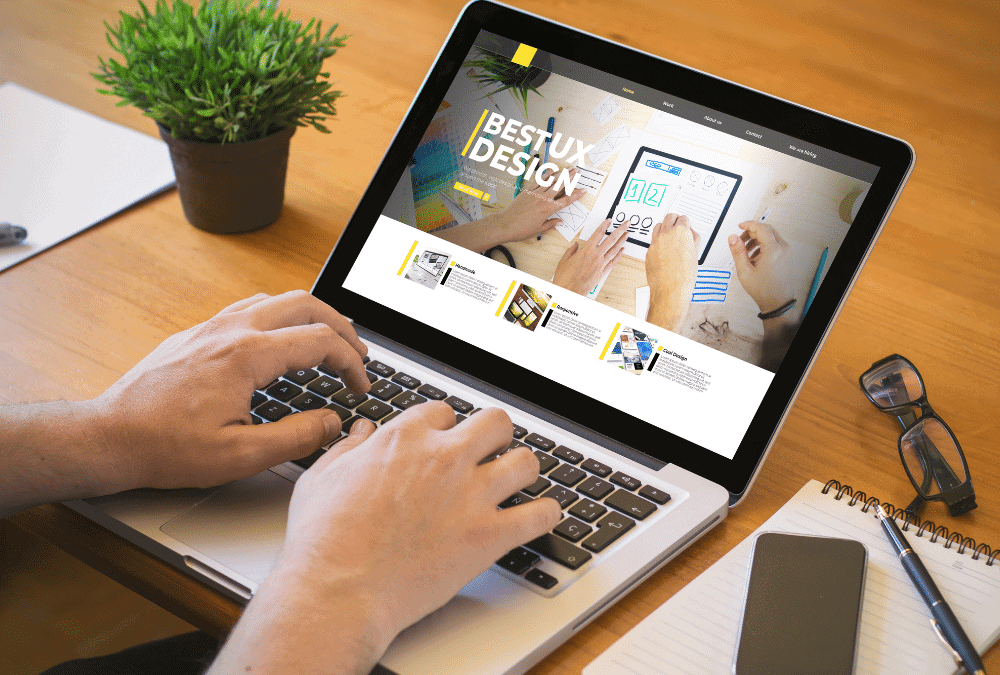 Designer UX fazendo o layout de um site