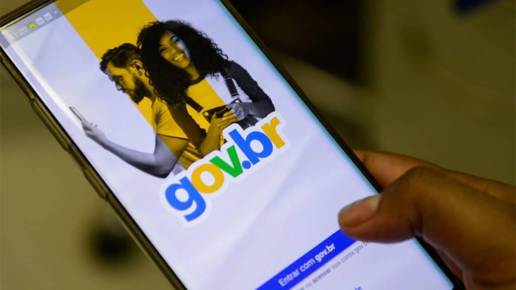 Pessoa acessando tela de login da conta Gov.br num celular