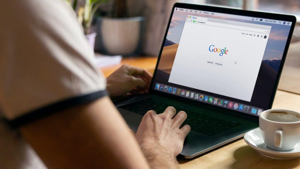 Pessoa usando Google Chrome em Macbook