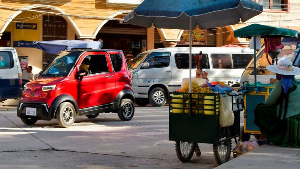 Um minicarro elétrico construído pela startup boliviana Quantum Motors circula pelas ruas de Cochabamba, na Bolívia