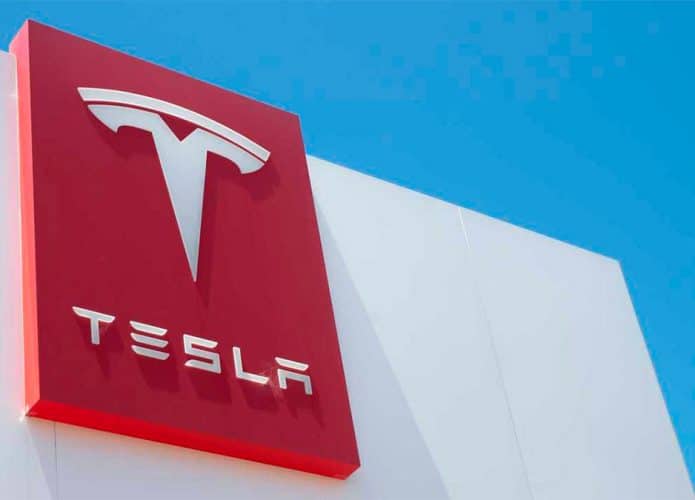 Tesla fará recall de quase 200 mil veículos por problemas em câmera traseira