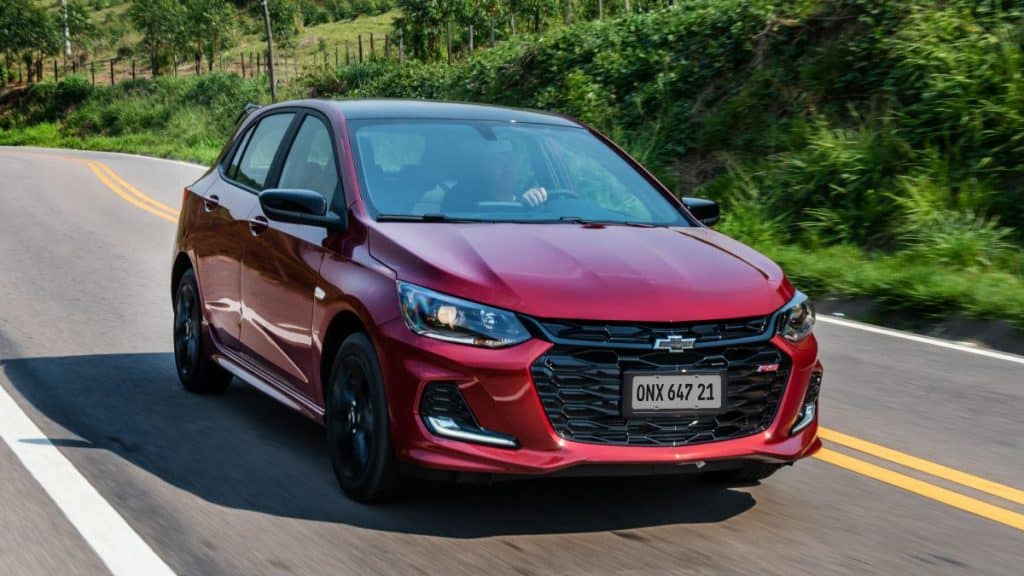 Chevrolet Onix andando em estrada