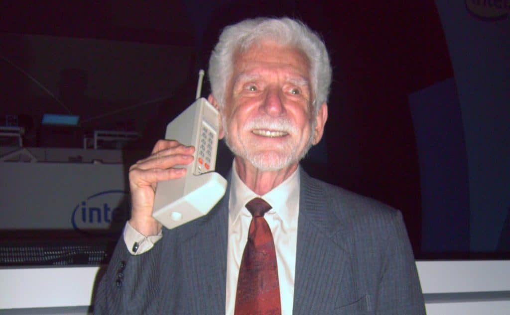 Martin Cooper com o primeiro celular da Motorola, o DynaTAC 8000X (Imagem: Rico Shen/Wikimedia Commons)