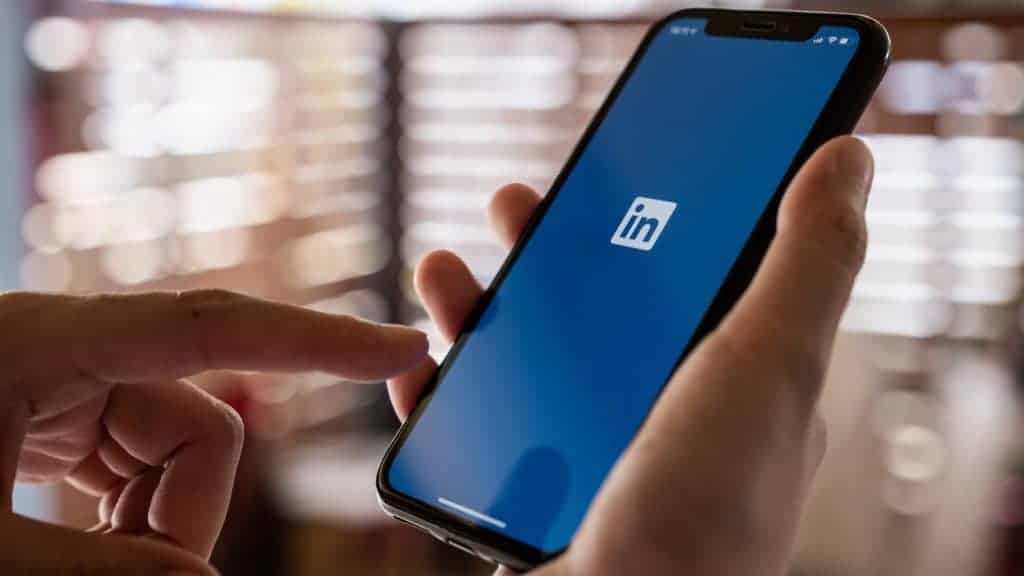 LinkedIn é uma rede social para busca e estabelecimento de contatos comerciais.