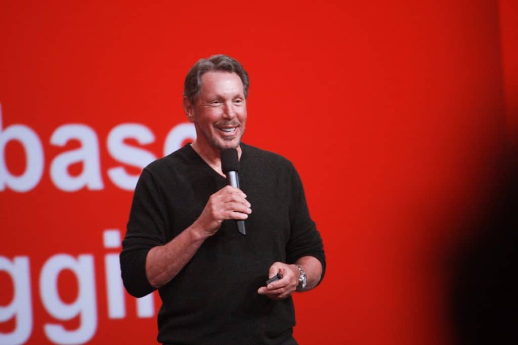 Larry Ellison falando no microfone