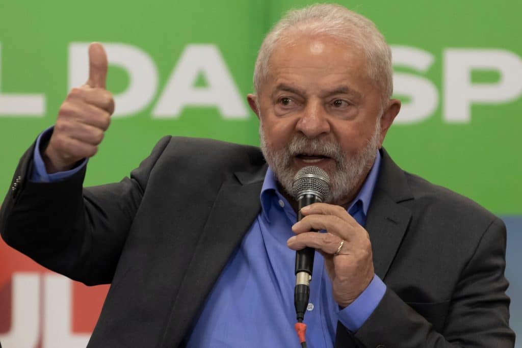 Governo dá passo para fim da exigência de autoescola para tirar CNH O presidente Luiz Inácio Lula da Silva autorizou o Ministério dos Transportes a avançar com o projeto que propõe o fim da obrigatoriedade de frequentar autoescola para a emissão da Carteira Nacional de Habilitação (CNH). A decisão foi confirmada nesta quarta-feira (1º) e, segundo o ministro da pasta, Renan Filho, o objetivo é reduzir os custos do processo e facilitar o acesso à habilitação. presidente lula