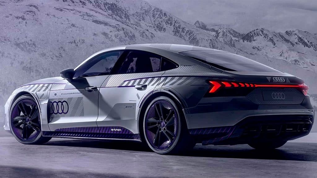 Visão da traseira da versão para corrida na neve do Audi RS e-tron GT
