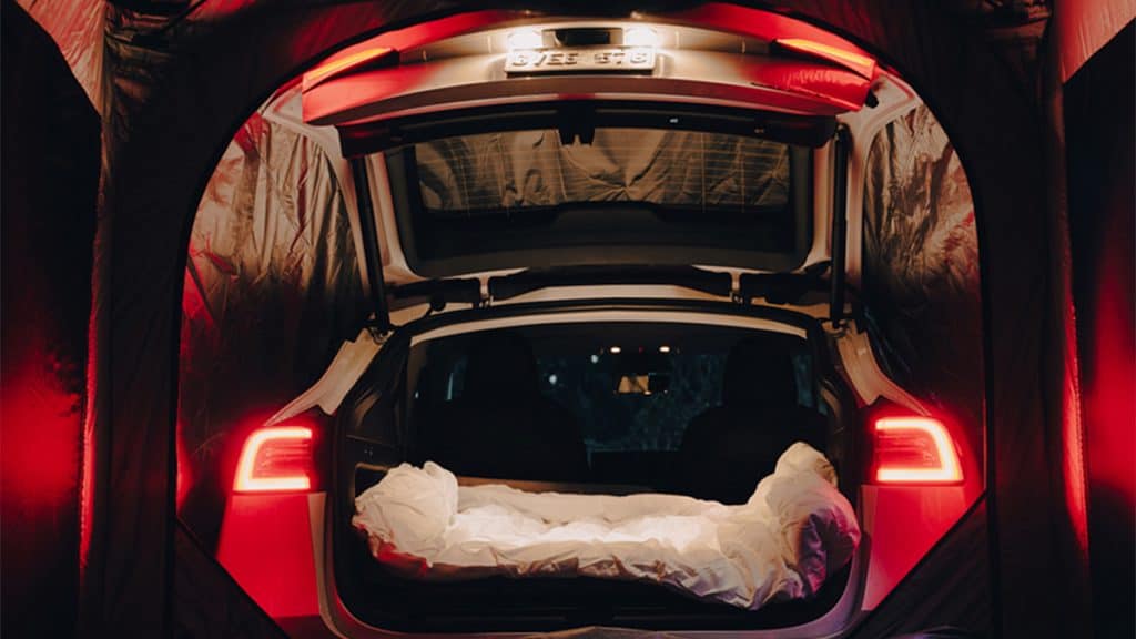 Visão interna de barraca acoplada à traseira de um Tesla Model Y
