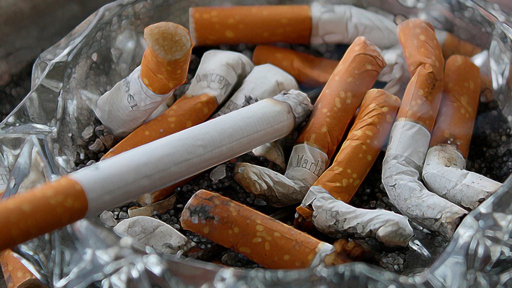 Cigarros em cinzeiro