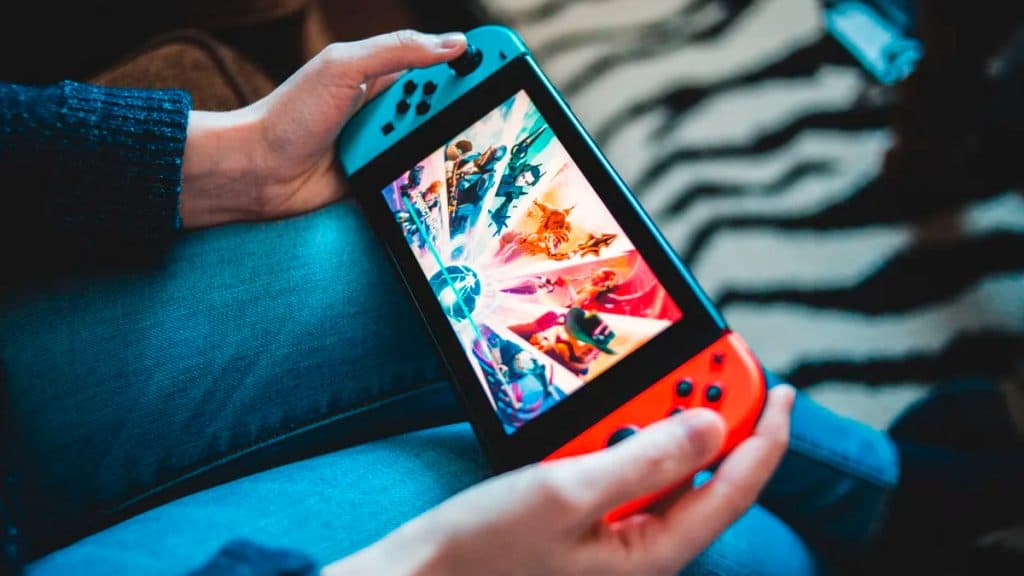 Pessoa jogando no Nintendo Switch com console apoiado no colo