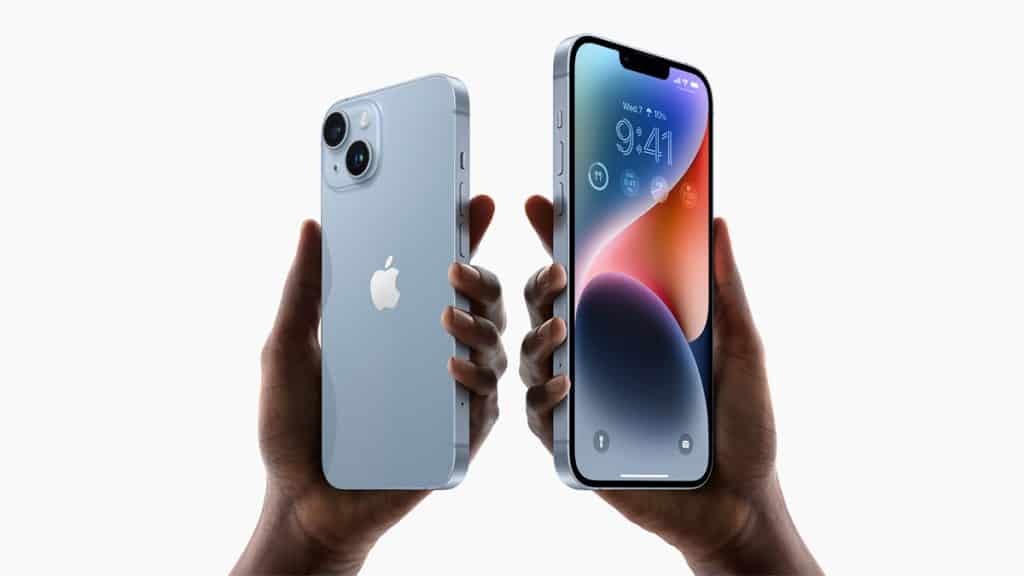 Duas mãos segurando modelos do iPhone 14