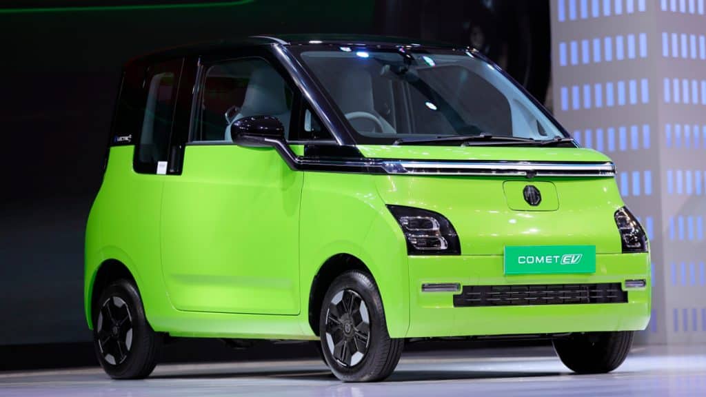 Minicarro elétrico Comet EV, da MG Motor, em exibição num palco