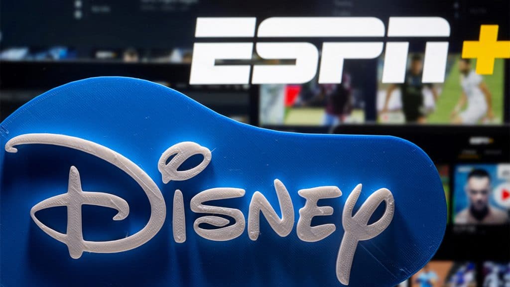 Logomarcas da Disney e ESPN sobrepostas com streaming ao fundo