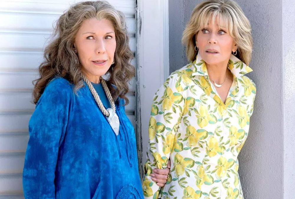 Imagem mostra as personagens Grace e Frankie em um momento engraçado da série