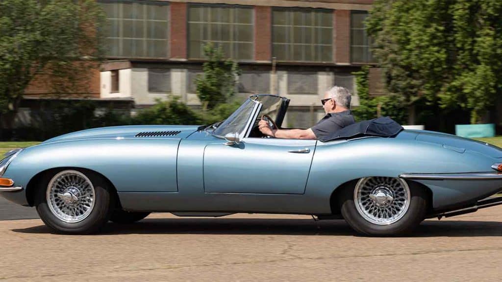Homem dirigindo Jaguar convertido em EV