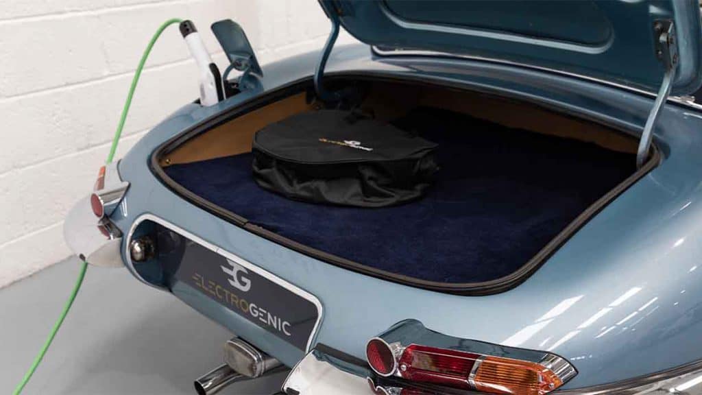 Traseira com porta-malas aberto de Jaguar convertido em EV