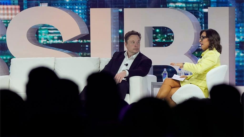 Elon Musk e Linda Yaccarino, nova CEO do Twitter, em evento