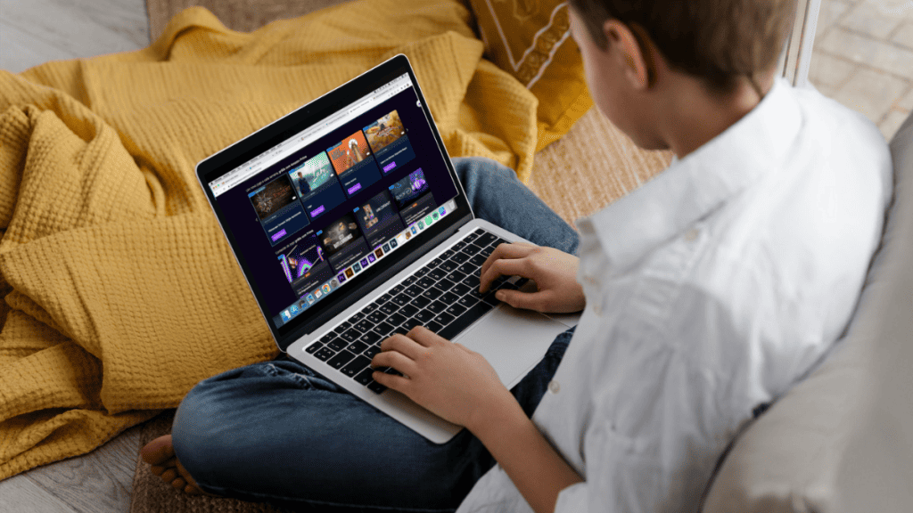 Jovem visto de costas, sentado no sofá, com notebook no colo, selecionando algum jogo dentro da plataforma do Amazon Prime Gaming