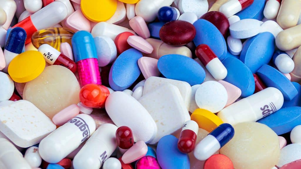 Comprimidos, cápsulas e demais tipos de remédios empilhados
