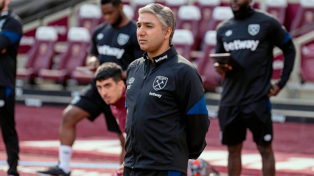 Nate Shelly na beira do campo durante partida de futebol em Ted Lasso
