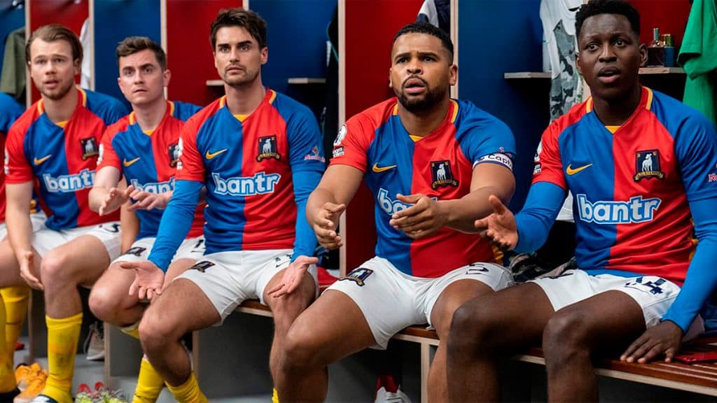 Jogadores do time AFC Richmond no banco apreensivos