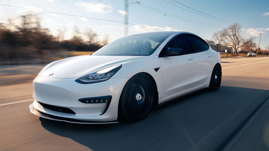 Carro da Tesla andando na rua