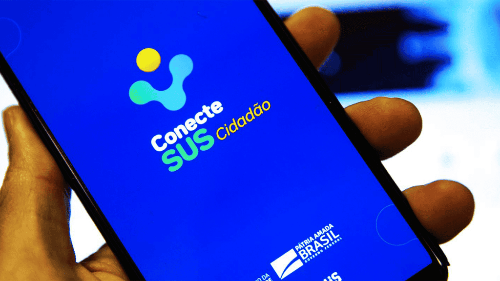 mão segurando um smartphone que aparentemente está abrindo o aplicativo do Conecte SUS por motivo ainda não identificado