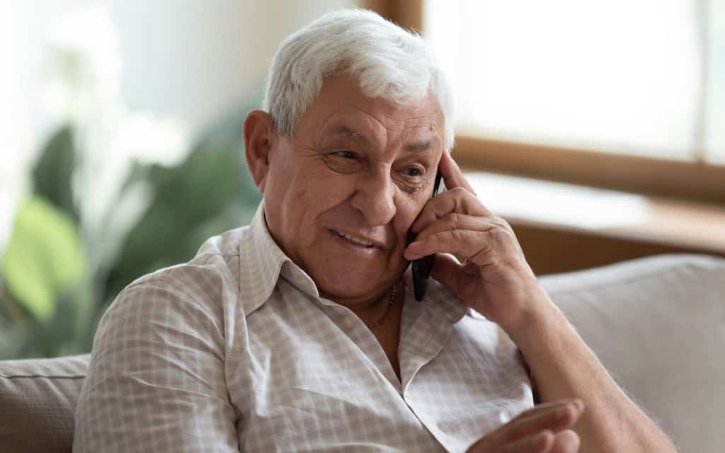 6 coisas que seus pais ou avós faz no WhatsApp (e você vai se identificar!) O WhatsApp é o aplicativo de mensagens mais usado no Brasil. Por ser uma ferramenta importante para diversas atividades, como trabalho e comunicação com amigos, colegas e familiares, praticamente ninguém fica de fora. Idoso em ligação no celular