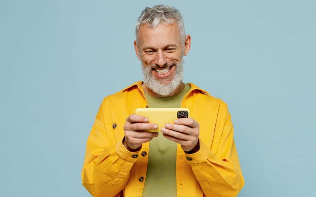 6 coisas que seus pais ou avós faz no WhatsApp (e você vai se identificar!) O WhatsApp é o aplicativo de mensagens mais usado no Brasil. Por ser uma ferramenta importante para diversas atividades, como trabalho e comunicação com amigos, colegas e familiares, praticamente ninguém fica de fora. Idoso jogando no celular