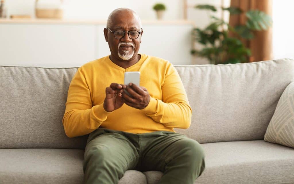 6 coisas que seus pais ou avós faz no WhatsApp (e você vai se identificar!) O WhatsApp é o aplicativo de mensagens mais usado no Brasil. Por ser uma ferramenta importante para diversas atividades, como trabalho e comunicação com amigos, colegas e familiares, praticamente ninguém fica de fora. Ensinar idoso a fazer PIX pelo celular é importante