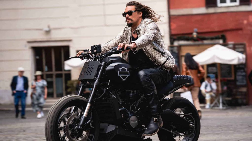 Vilão de Velozes e Furiosos 10 andando de moto na rua