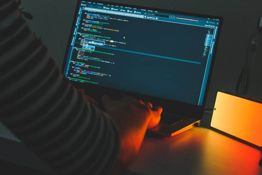 Pessoa usando o computador. Foto: Arpad Czapp/Unsplash