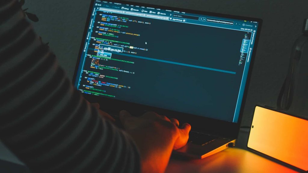 Pessoa usando o computador. Foto: Arpad Czapp/Unsplash