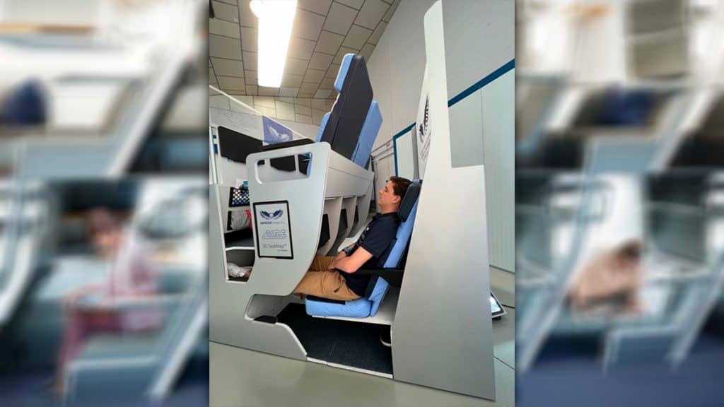 Homem testando beliche de assentos para avião